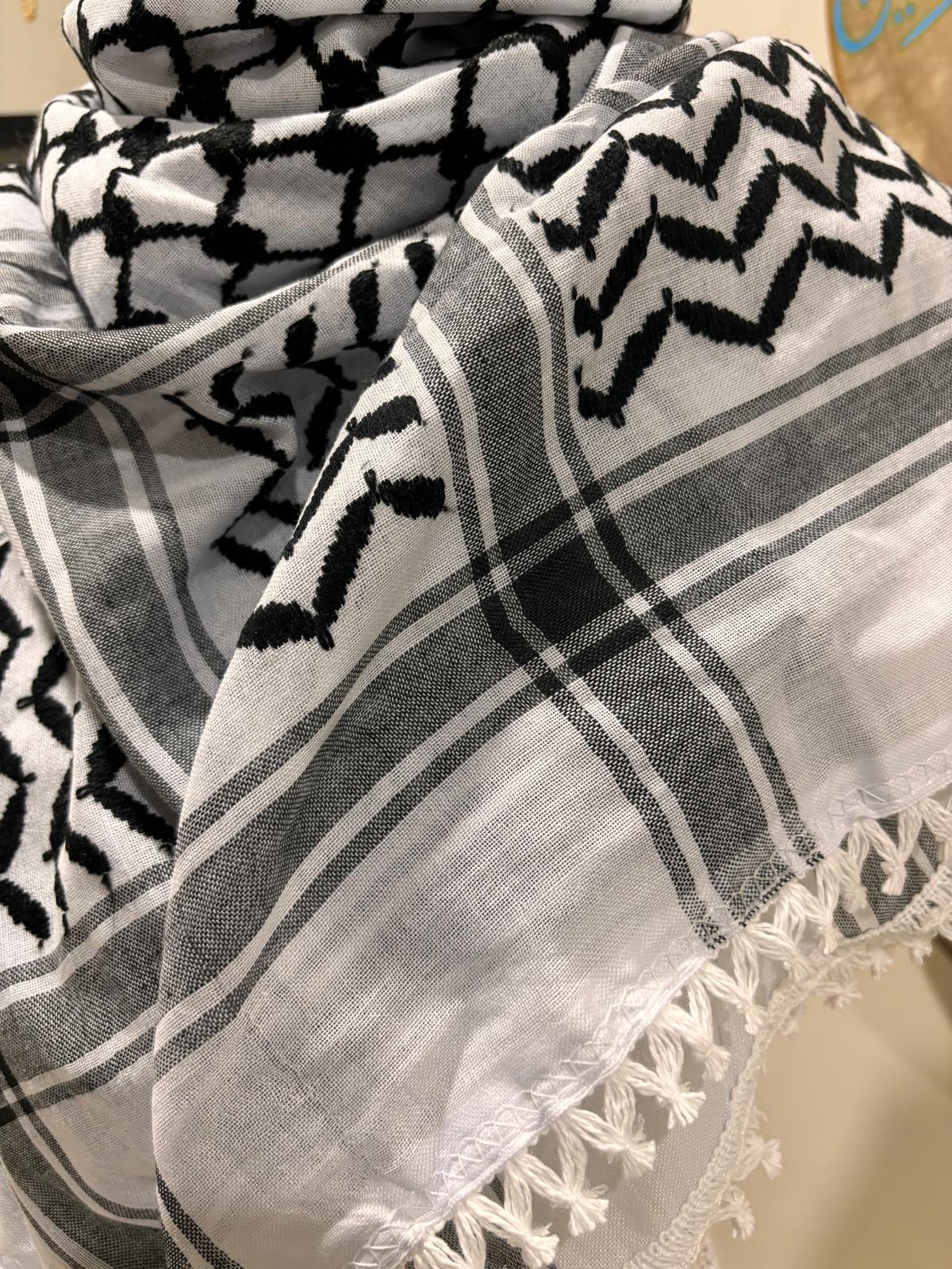 Original Keffiyeh Black & White Medium Fringe.