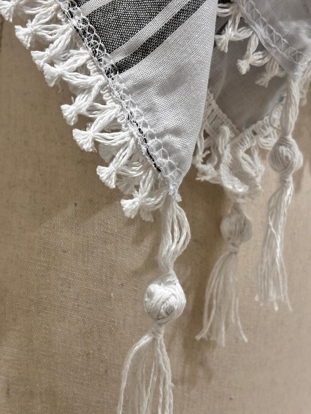 Original Keffiyeh Black & White Medium Fringe.