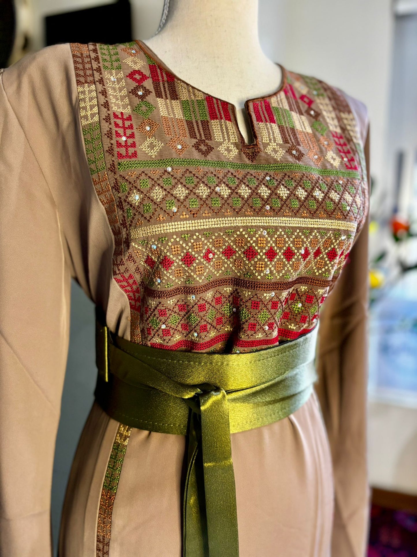 Bissan Thobe (Beige and Green)